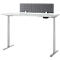Un bureau blanc réglable en hauteur avec un écran d'intimité rembourré gris.
