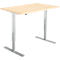 Bureau réglable en hauteur avec plateau en bois clair et pieds argentés. Le bureau est représenté sur fond blanc.