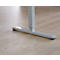Gros plan d'un pied de bureau gris clair posé sur un plancher en bois clair.