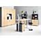 Bureau avec mobilier en bois. Un bureau avec un ordinateur et une chaise de bureau. Grande paroi de placards.