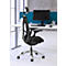 Zwarte bureaustoel met mesh rugleuning voor een bureau met computer. Een blauw scheidingswand op de achtergrond.