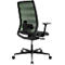 Bureaustoel van achteren. Zwart frame, groene mesh rug, rechter armleuning, wielen.