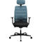 Bureaustoel met blauwe mesh rug en zwarte zitting. Zwarte armleuningen en frame. Wielen.