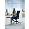 Een vrouw glimlacht aan een bureau in een modern kantoor, pen in de hand, kijkt in de camera.