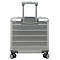 Valise argentée avec poignée extensible et roues sur fond blanc.