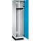 Een lege, halfopen stalen locker met een blauw geverfde deur. Haakstrip en ventilatiegaten zijn zichtbaar.