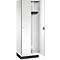 Witte kast met open deur, daarachter kapstokken en plank.