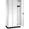 Witte metalen kast met twee gesloten deuren en een open deur met haken en een plank.