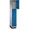 Een kast met twee blauwe deuren, waarvan er een open is. De kast is tweekleurig: grijs en blauw.