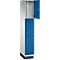 Kast met blauwe deuren, een is open.