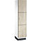 Hoge kast met drie deuren in houtlook, wit frame en zilveren knoppen.