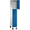 Witte kast met blauwe deuren, een deur open, de andere gesloten.