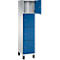 Kast met drie blauwe deuren, een deur open, op voetjes.