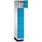 Blauwe kast met vier compartimenten, open bovenste compartiment. Grijs metaal, blauwe deuren, zilveren handgrepen.