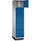 Grijze en blauwe locker met vier compartimenten en een open deur.