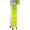 Hoge kast, wit en geelgroen, met een open deur.