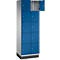 Een locker met acht blauwe deuren, één deur is open.