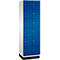 Hoge kast met blauwe, witte en zwarte deuren. Ronde deurknoppen. De kast staat iets schuin.