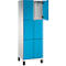 Een kast met zes compartimenten. De deuren zijn blauw, één deur is open. De kast staat op zwarte poten.