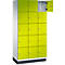 Kastenwand met 12 neon groene deuren, één deur open.