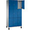 Een blauwe locker met acht compartimenten, waarvan één open is.