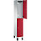 Ein zweifarbiger Spind: Das Gehäuse ist hellgrau, die Türen rot. Eine Tür ist geöffnet.
