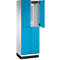 Ein blauer Spind, eine Tür geöffnet, eine Tür geschlossen. Grauer Korpus, schwarzer Sockel, im Inneren Metallstangen.