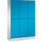 Schrank mit sechs blauen Türen und silberfarbenen Knöpfen. Der Schrank steht auf einem weißen Sockel.