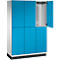 Spindschrank, blau lackiert mit sechs Türen, eine Tür geöffnet. Im Inneren Haken für Kleidung, offener Stauraum.