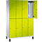 Ein Spindschrank mit acht Türen in Gelbgrün, eine Tür ist geöffnet. Der Schrank steht auf schwarzen Füßen.