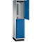 Grijs-blauwe kast met open blauwe deur, kleerhaken en ventilatie.