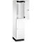 Witte locker met open deur, interieur met kapstokken. Zwarte sokkel, deur met slot.