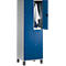 Een blauwe locker met een open deur. Binnen hangt een wit overhemd en cosmetica op een plank.