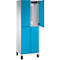 Een veelkleurige kast, de deuren zijn blauw, de zijkanten zijn wit. Eén deur is open, met haken binnenin.