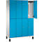 Een blauw-witte locker. Een deur staat open, met haken en een ventilatieopening erachter.