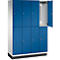Blauwe kast met een open deur. In de kast zitten kapstokken. Zeven andere blauwe deuren zijn gesloten.