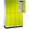 Lichtgroene locker met een open vak. Zilveren handgrepen en haken. Een grijze voet staat op een witte achtergrond.