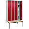 C+P Evolo Plus garderobekast, 4 vakken, 300 mm vakbreedte, met bank eronder, B 1200 x D 815 x H 2120 mm, draaigrendel, lichtgrijs/ruy rood