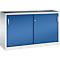 Blauwe stalen kast met twee schuifdeuren, zilverkleurig frame en slot, tegen een witte achtergrond.