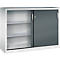 Witte kantoorkast met een grijze schuifdeur, slot en zichtbare binnenplanken tegen een neutrale achtergrond.