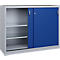 Grijze metalen kast met blauwe schuifdeuren, deels geopend, twee legplanken zichtbaar.