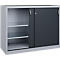 Halfopen metalen kast met lichtgrijs frame, twee donkere schuifdeuren en twee zichtbare planken.