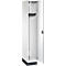 Witte locker, deur open, met plank en hakenstrip.