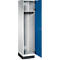 Een open wit-blauwe kast, de blauwe deur staat open, binnenin met haken en plank.