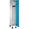 Een metalen kast met een open blauwe deur, een hakenstrip en een plank.