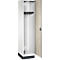 Witte kast, open houten deur, haaklijst binnenin.