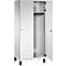 Witte locker, één deur open, met interieur: stang met haken, kleine plank, ventilatiesleuven.