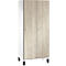 Witte kast met twee houten deuren. Zwarte poten en deurknoppen.