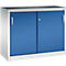 Ein niedriger Metallschrank mit hellgrauem Korpus und zwei blauen Schiebetüren mit weissen Griffen.