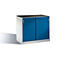 Ein niedriger Metallschrank mit zwei blauen Schiebetüren und grauer Oberfläche vor weißem Hintergrund.